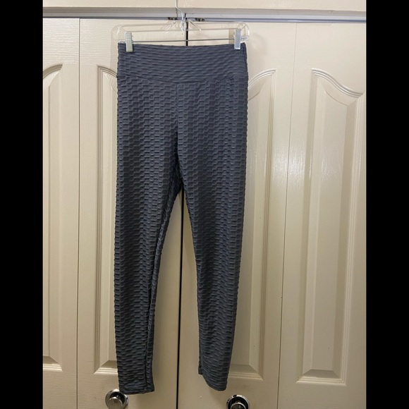 Exercise Scrunched Leggings - Picture 2 of 5